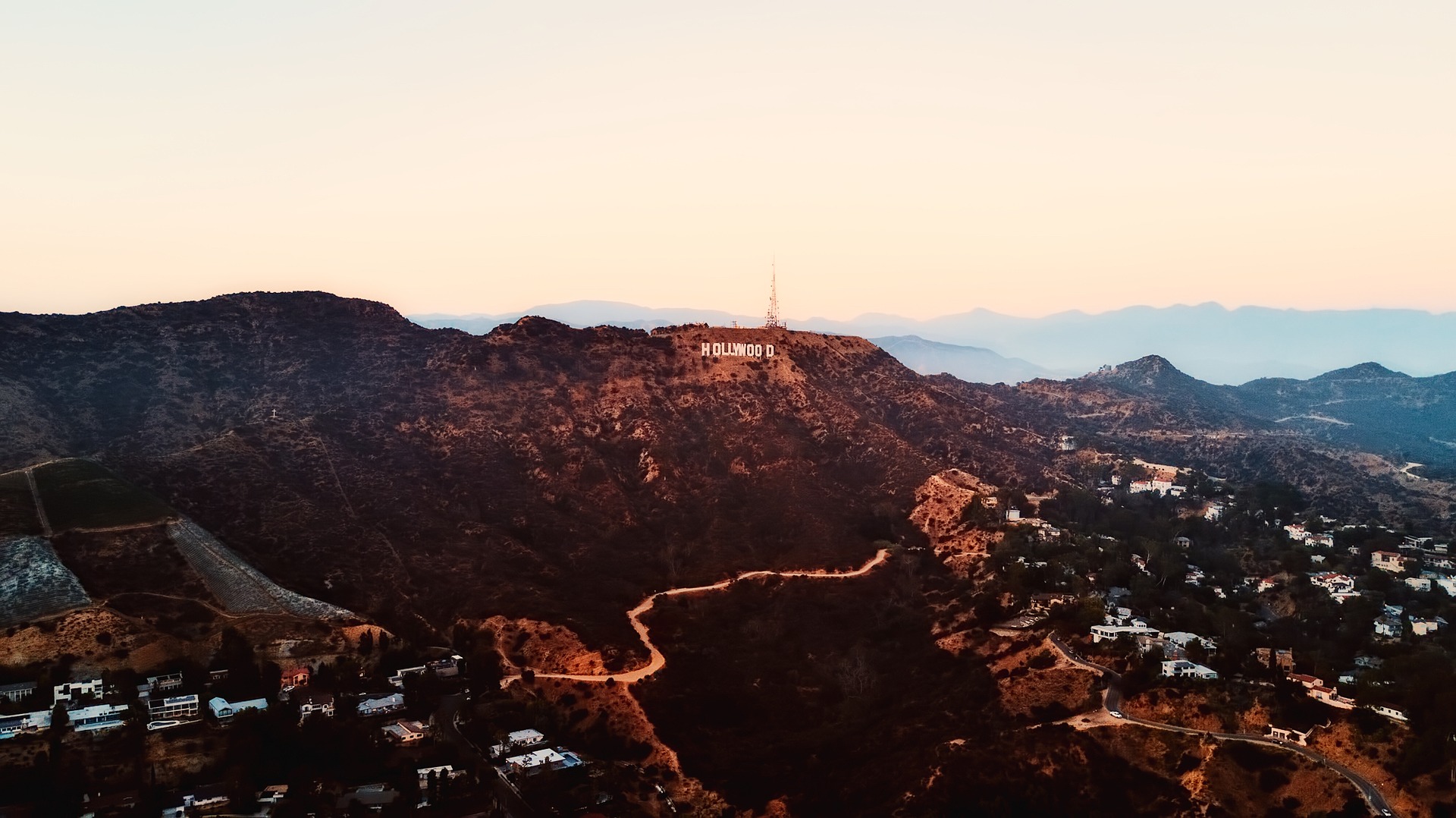 ロサンゼルスにあるハリウッドを上から撮った写真