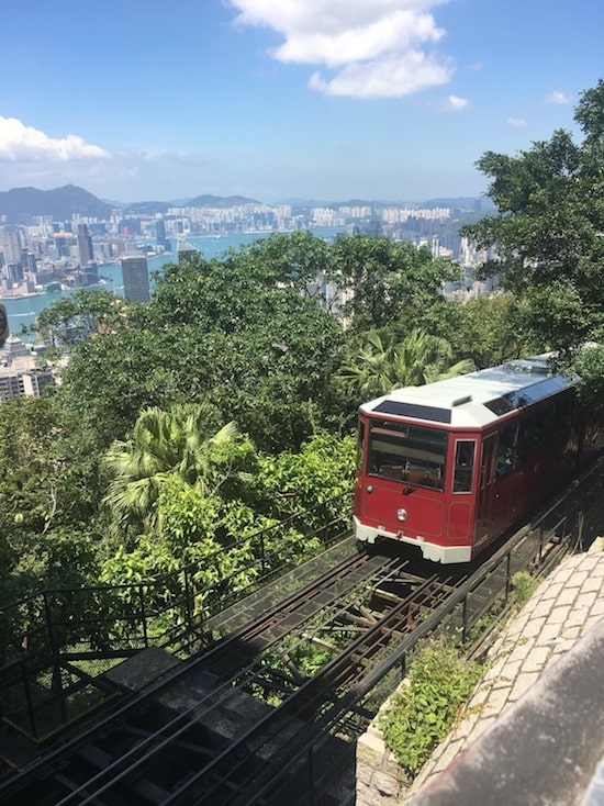 香港の観光地ビクトリア・ピークへいくことができるピークトラムが登ってくる時に撮った写真