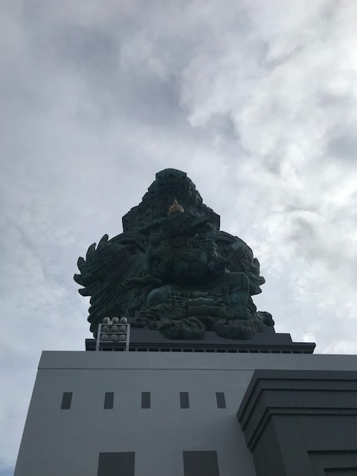 ガルーダ鳥に乗ったヴィシュヌ神の像